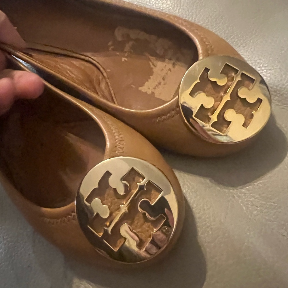 ❤️Tory Burch camel color flats worn 1 time. Size 4. - Picture 2 of 7